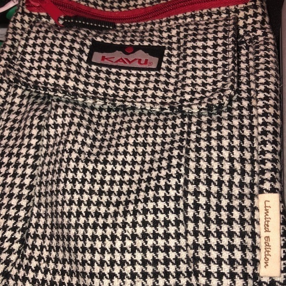 Kavu Limited edition‎ black-and-white houndstooth Crossbody red zipper - Picture 3 of 6